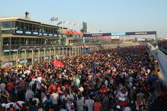 Melbourne Formel 1 Rennen 2012 - Zuschauer Menschenmasse auf der Rennstrecke
