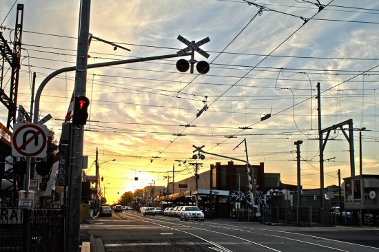 Melbourne Suburb - Der Bahnübergang im Abendlicht real