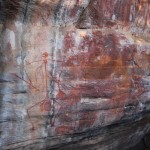 Dort haben sich schon vor vielen zehntausend Jahren die Aborigines mit Felsmalereien verewigt. Auf diesem Bild sieht man Mabuyu, der die Famiie der Kinder, die ihm einen gefangenen Fisch stahlen, in einer Höhle einsperrte. So don't mess with Mabuyu! ;)